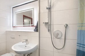 Regadera, amenidades de baño gratuitas, secadora de cabello, toallas 