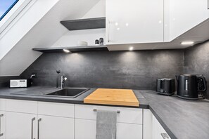 Fridge, oven, stovetop, dishwasher - Modern Apartment Lio - Nearby Lake and City Center with Wi-Fi (Friedrichshafen)