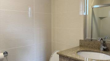 Basic Room | Bathroom