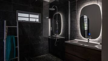 Comfort Double Room | Bathroom | Free toiletries, towels, toilet paper