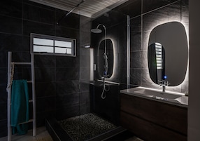 Comfort Double Room | Bathroom | Free toiletries, towels, toilet paper