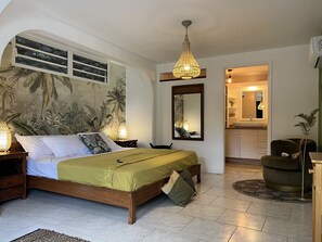 أغطية فراش متميزة وخزنة داخل الغرفة وستائر تعتيم وواي فاي مجانًا