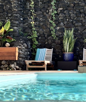 Ulkouima-allas, aurinkotuoleja