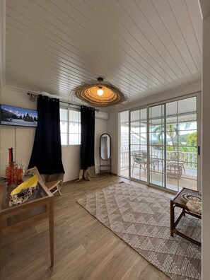 أغطية فراش متميزة وخزنة داخل الغرفة وستائر تعتيم وواي فاي مجانًا