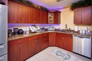 ثلاجة، ميكروويف، فرن، موقد طهي مسطح