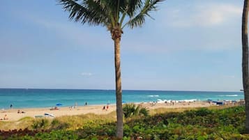 靠近海滩、沙滩毛巾