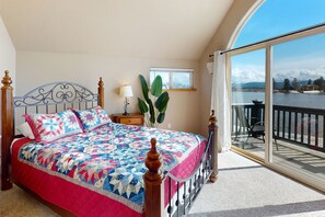 4 bedrooms, iron/ironing board, internet, bed sheets