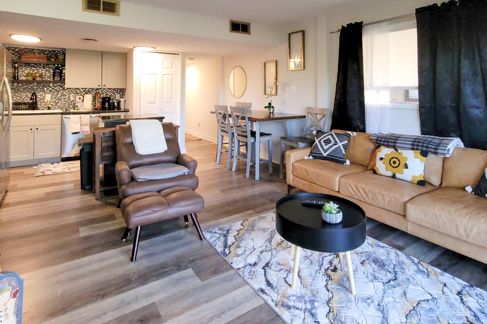 2-story mtn condo with on-site pool, sauna, BBQ areas, fireplaces, W\/D, balcony