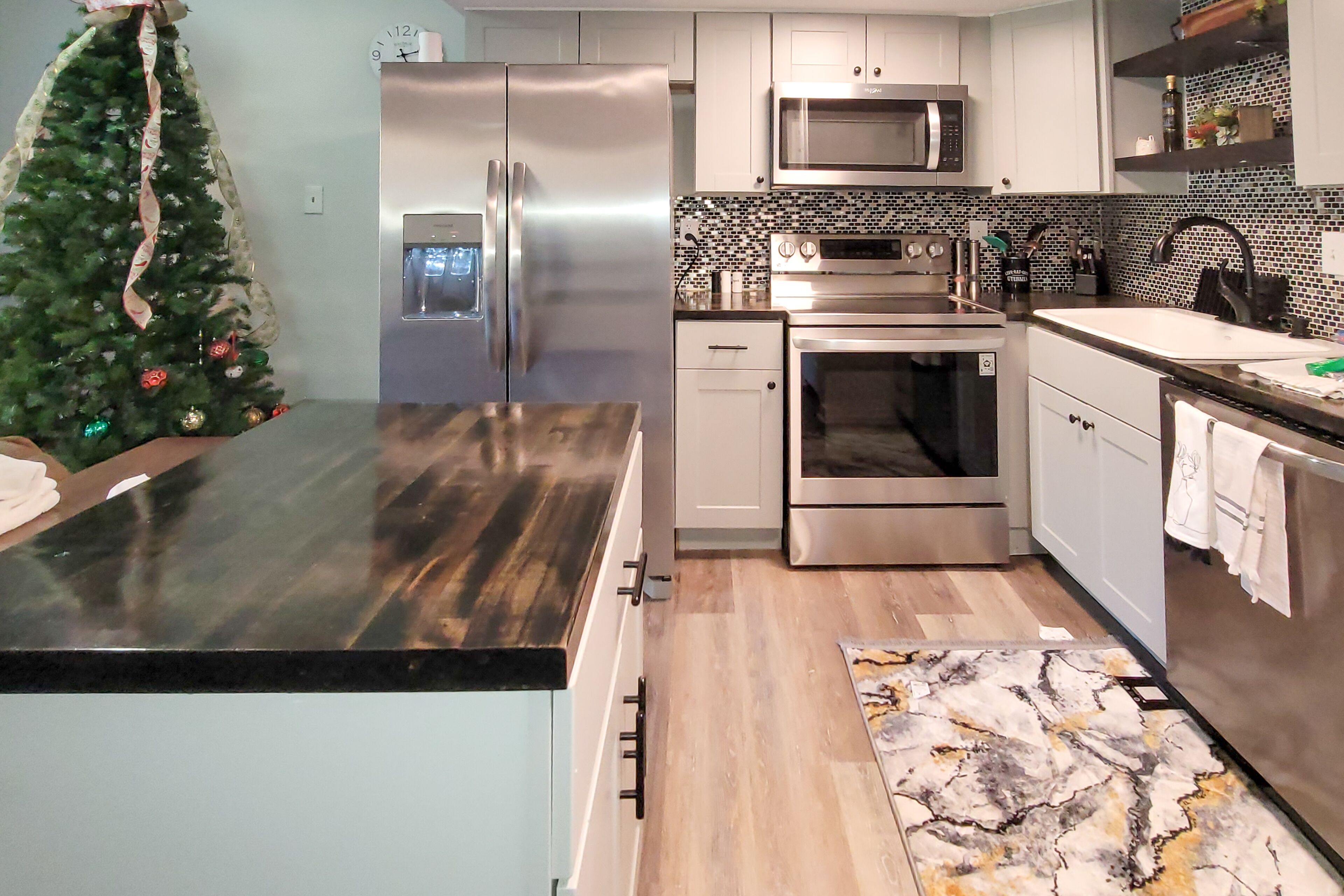 2-story mtn condo with on-site pool, sauna, BBQ areas, fireplaces, W/D, balcony