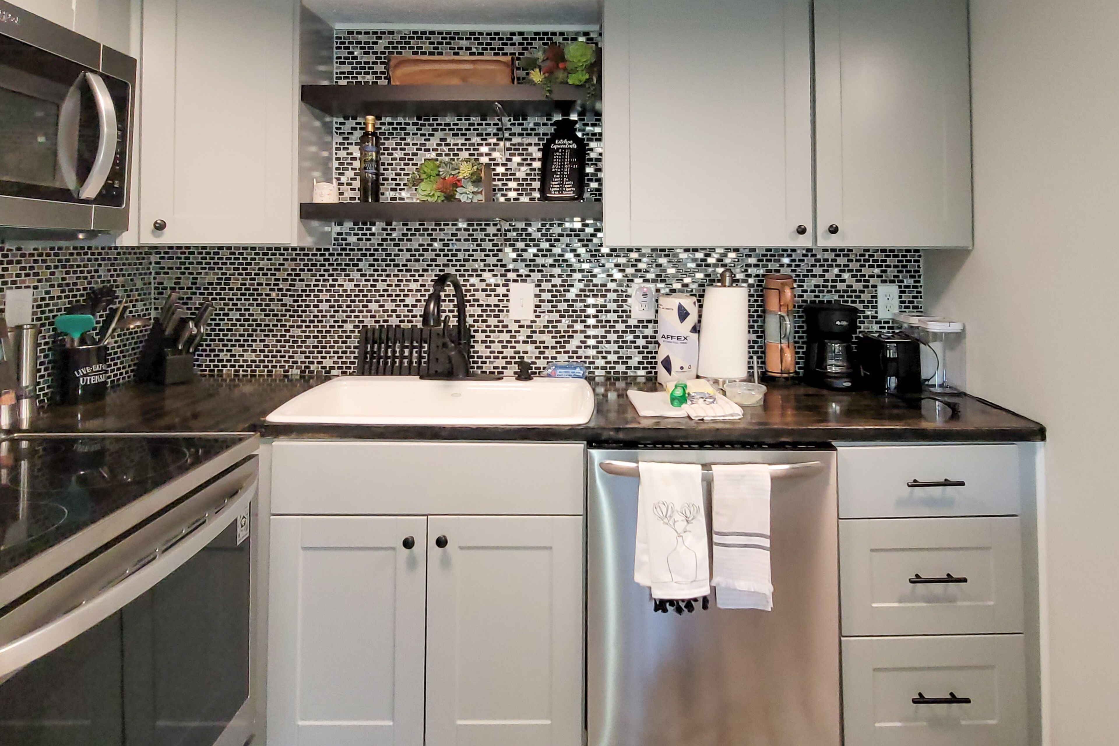 2-story mtn condo with on-site pool, sauna, BBQ areas, fireplaces, W/D, balcony