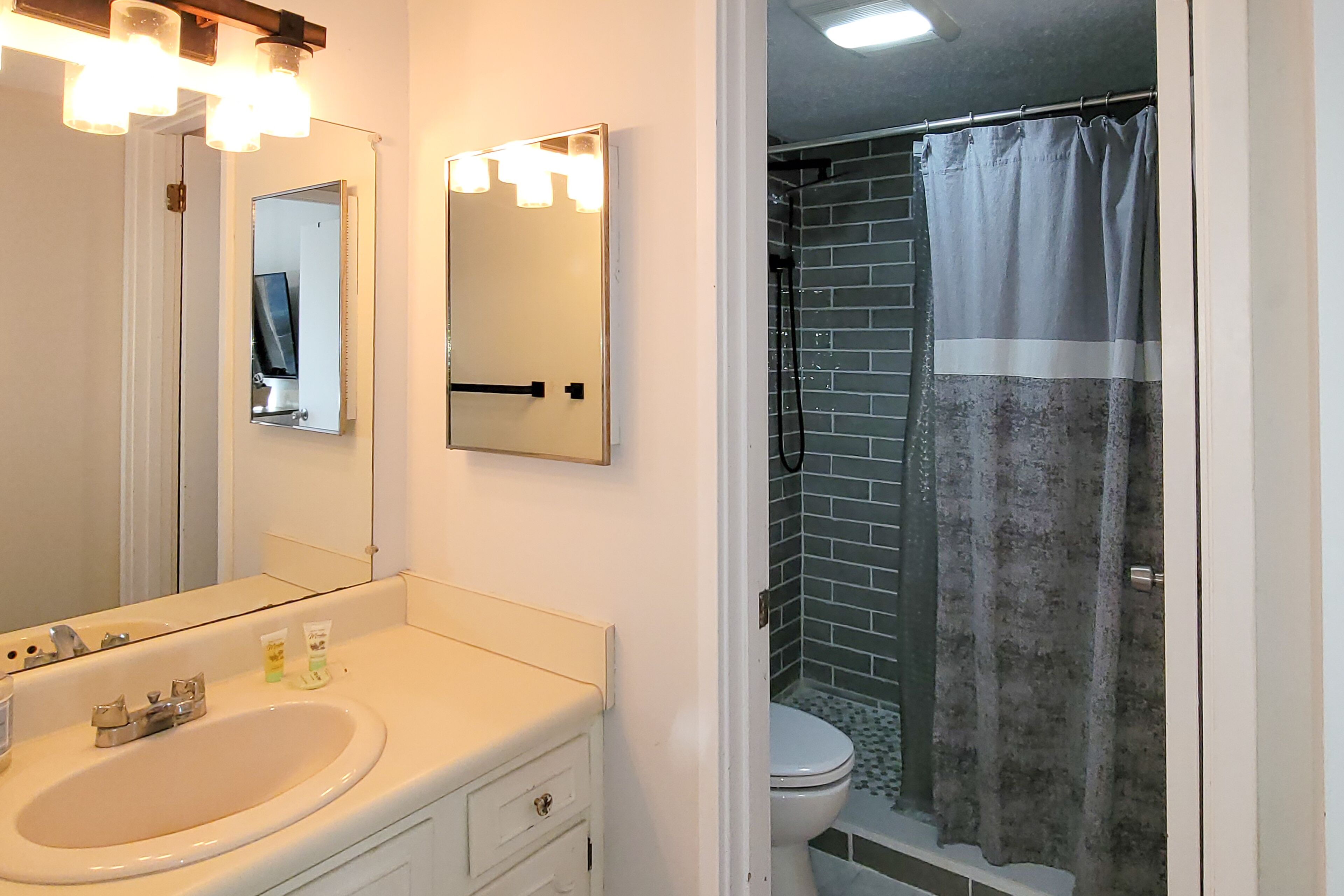 2-story mtn condo with on-site pool, sauna, BBQ areas, fireplaces, W/D, balcony