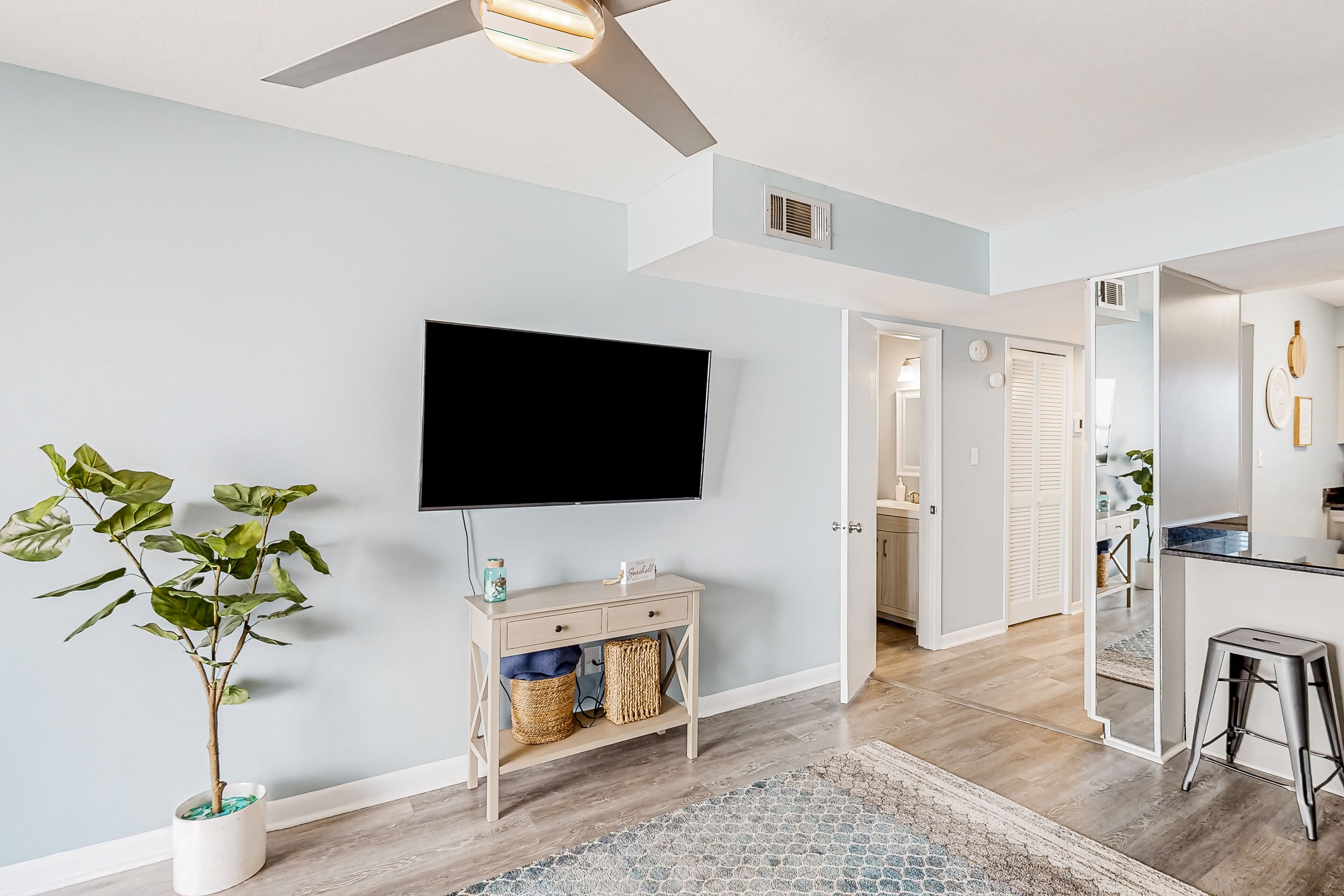 2nd-floor dog-friendly condo near the ocean with outdoor pool, balcony, & W/D