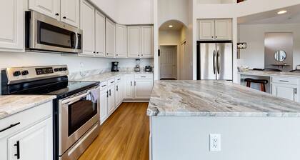 Expansive mountain views! Spacious retreat near Catalina State Park!