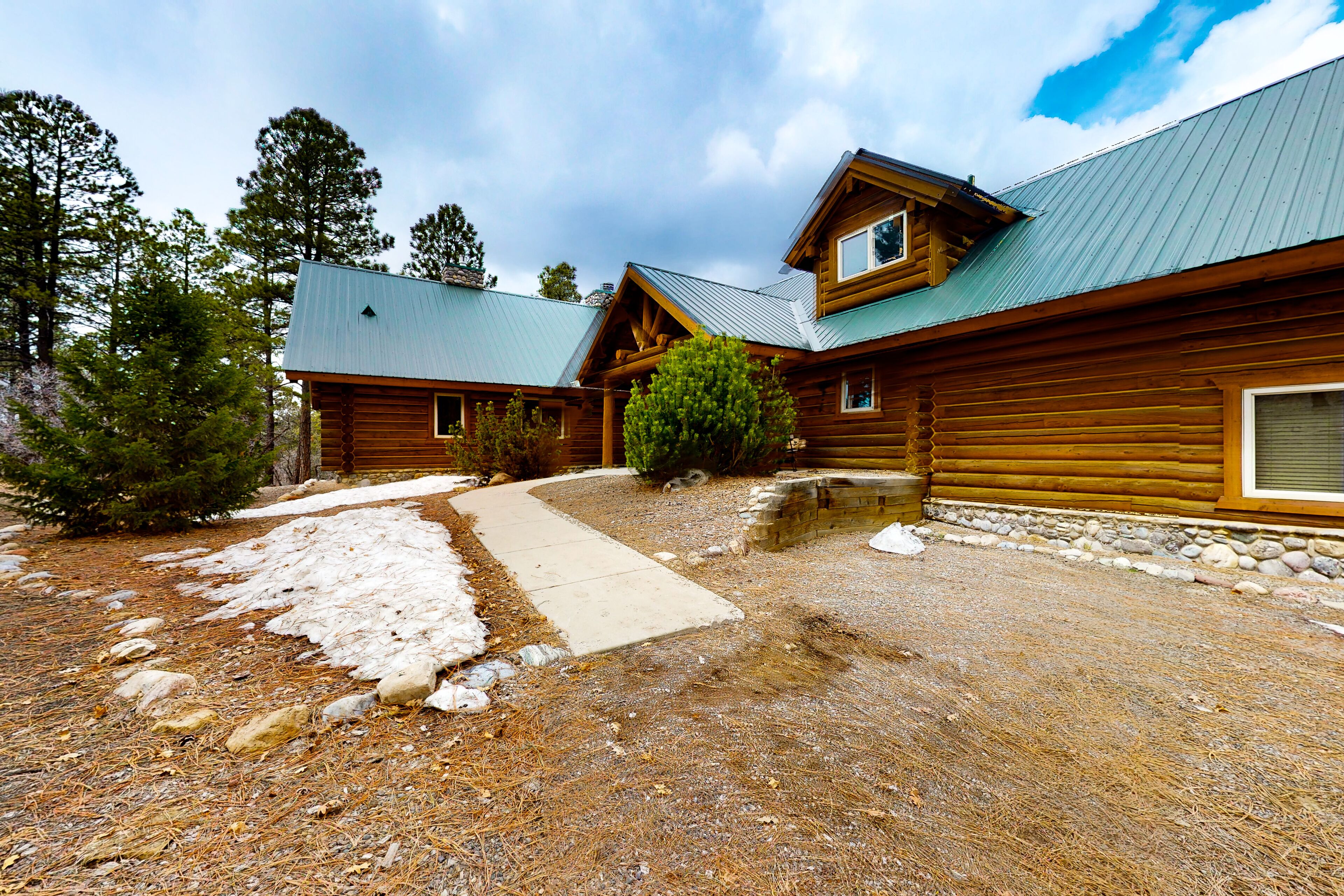 Stunning mountain view home with hot tub, fireplace, W/D, game room, & kitchen