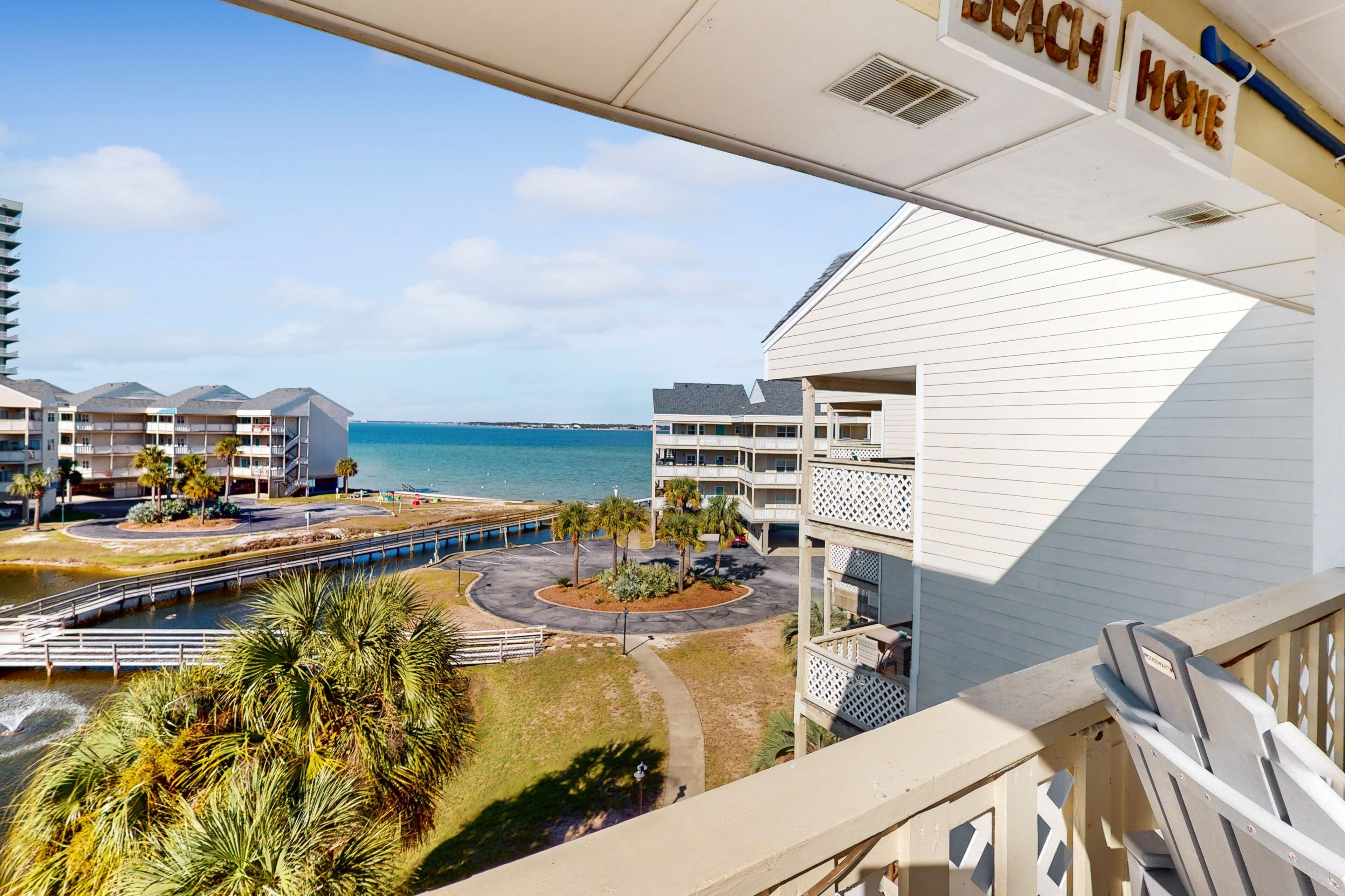 Third-floor condo with Gulf/bay views, pool, fishing pier