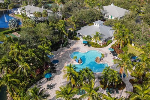 Sunny Retreat with Golf Course Views in Naples, FL – Your Gateway to Relaxation!