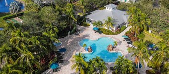 Sunny Retreat with Golf Course Views in Naples, FL – Your Gateway to Relaxation!