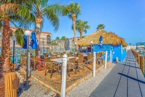 Outdoor dining - Remodeled condo in a waterfront complex with pools, hot tubs, & tennis (Marco Island)