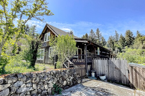 Wilderness retreat with board games & large porch - mountain views