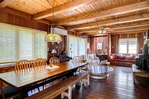 Téléviseur, table de ping-pong