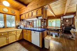Fridge, microwave, oven, stovetop - Wilderness retreat with board games & large porch - mountain views (Salyer)