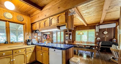 Wilderness retreat with board games & large porch - mountain views