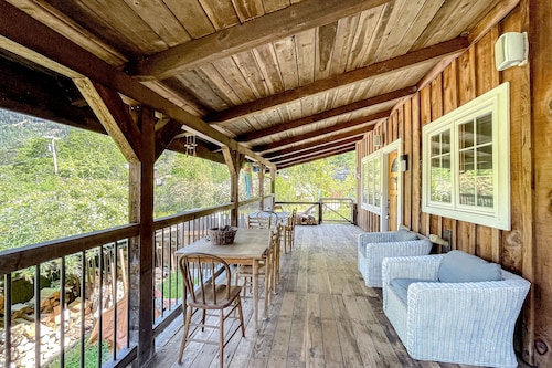 Wilderness retreat with board games & large porch - mountain views