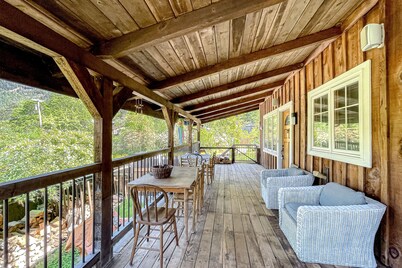 Wilderness retreat with board games & large porch - mountain views
