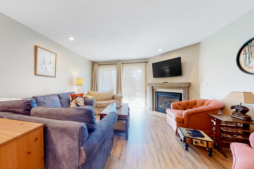 Centrally located condo with pools, hot tubs, tennis, skating, & skiing access