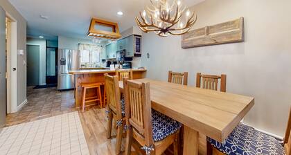 Centrally located condo with pools, hot tubs, tennis, skating, & skiing access