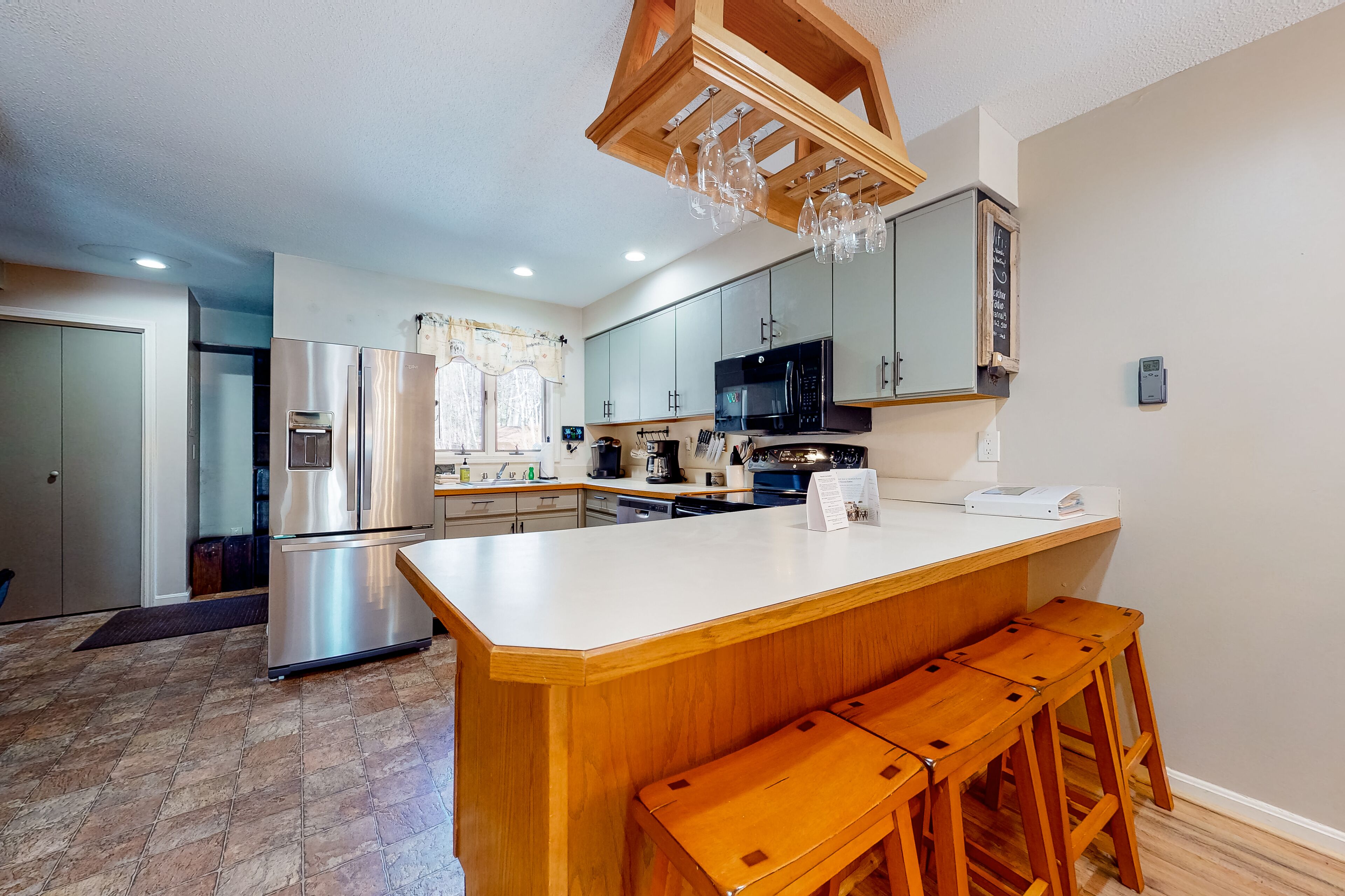 Centrally located condo with pools, hot tubs, tennis, skating, & skiing access