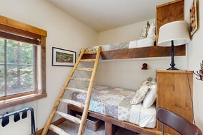 3 quartos, acesso à internet, roupa de cama