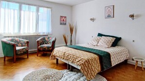 4 bedrooms, internet, bed sheets