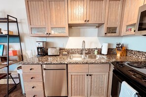 Køleskab, mikrobølgeovn, opvaskemaskine, kaffe-/temaskine