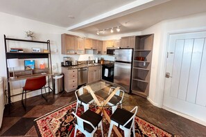 Køleskab, mikrobølgeovn, opvaskemaskine, kaffe-/temaskine