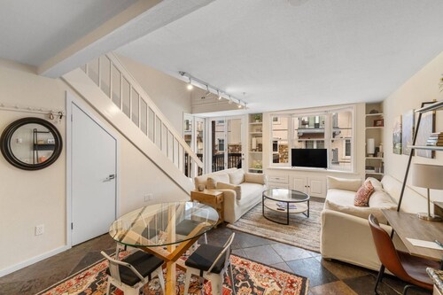 Ski in/Ski out, Pet Friendly in the Heart of Mountain Village!