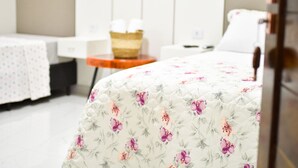 Phòng đôi hoặc 2 giường đơn Premium, hiên, quang cảnh vườn | Bộ đồ giường cao cấp, nệm có lớp đệm bông, minibar, bàn 