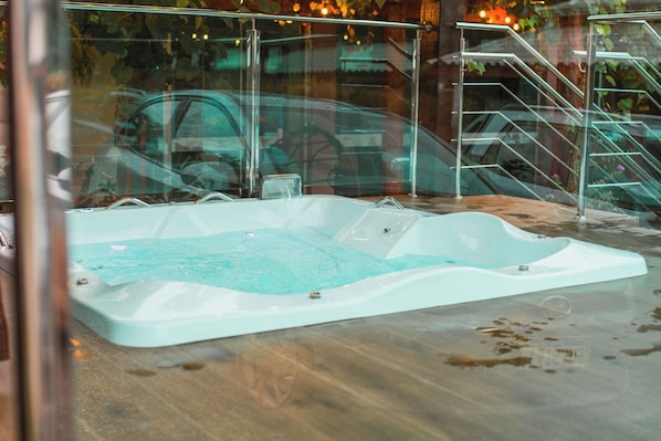 Bañera de hidromasaje al aire libre