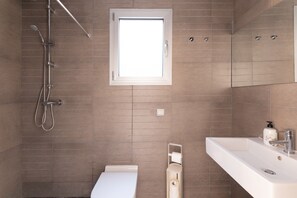 Haartrockner, Handtücher, Seife, Shampoo