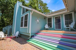 Terrace/patio - 5 Min. Walk to Beach!  Happy & Playful Beach Retreat w/ Renovated, Top of the Line Kitchen & Sunroom (Isle of Palms)