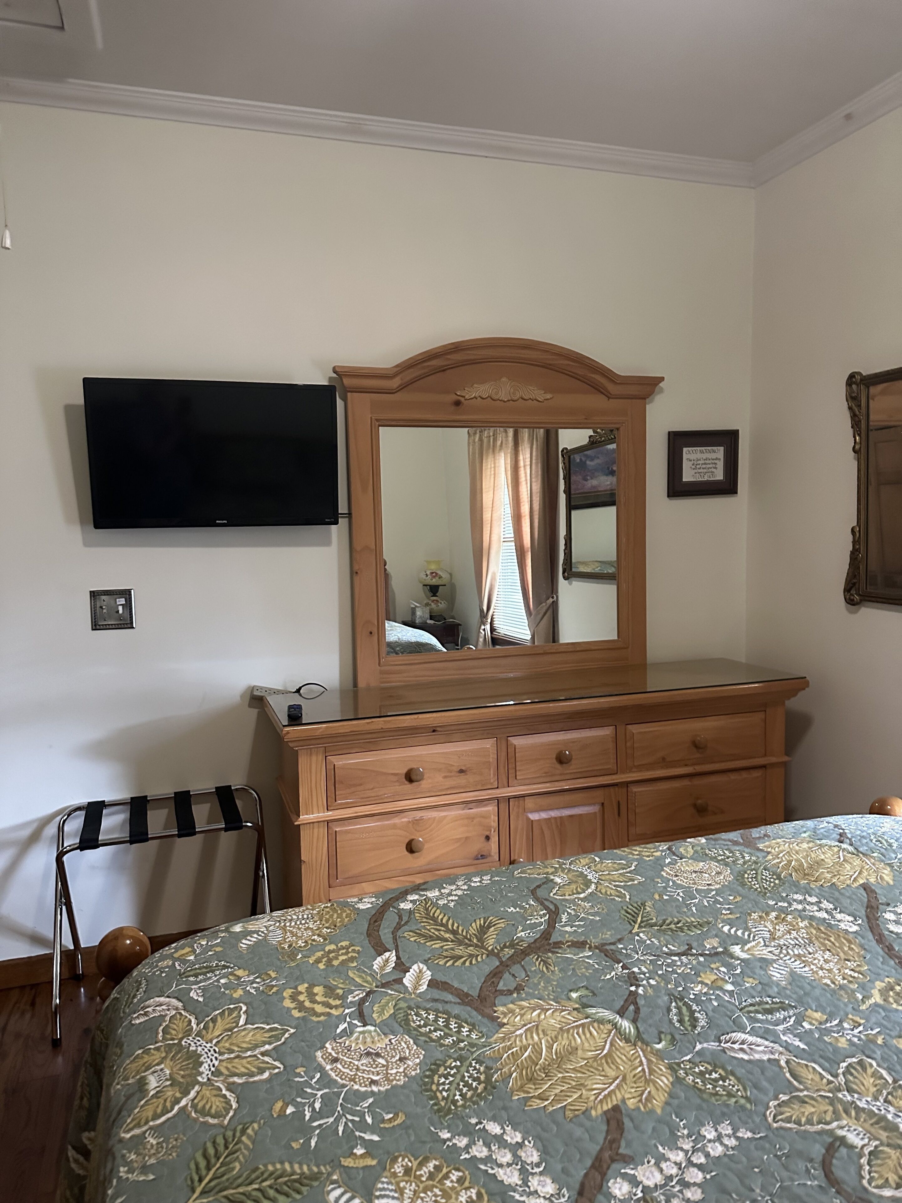 Farmhouse retreat 2 Cottage on Golden Pond!