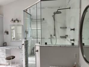 Dusche, Whirlpool, Haartrockner, Handtücher