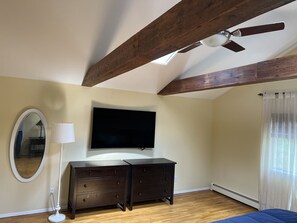 5 bedrooms, iron/ironing board, WiFi, bed sheets
