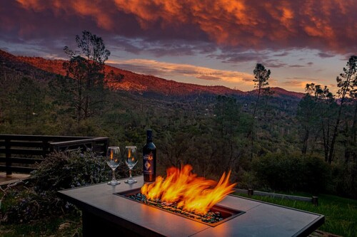 Hot tub under the stars, Mountain views from Game room. Family-friendly Yosemite fun