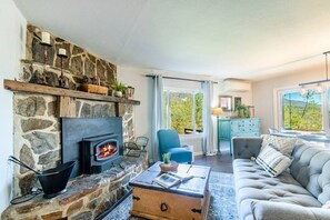 Una televisión, una chimenea, una mesa de tenis de mesa