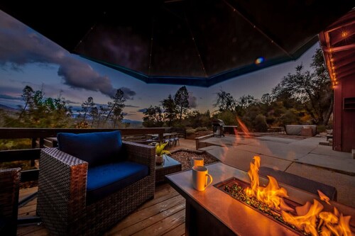 Hot tub under the stars, Mountain views from Game room. Family-friendly Yosemite fun