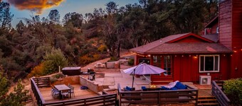 Hot tub under the stars, Mountain views from Game room. Family-friendly Yosemite fun
