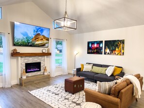 Smart TV, fireplace, books, stereo - Coastal Gem: Pool, Hot Tub, King Bed, & More (Port St. Lucie)