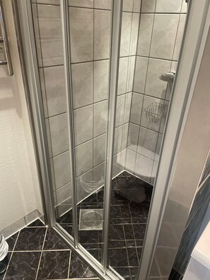 Shower, towels - Beautiful holiday home in the center of Måløy (Vestland)