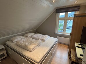 5 bedrooms, iron/ironing board, WiFi, bed sheets - Beautiful holiday home in the center of Måløy (Vestland)